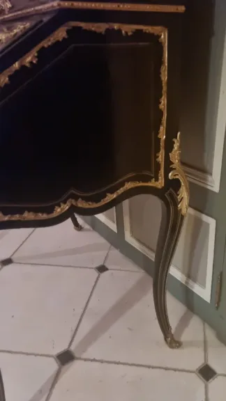 Grand bureau de pente surmonté d'une vitrine en marqueterie de laiton époque Napoléon III