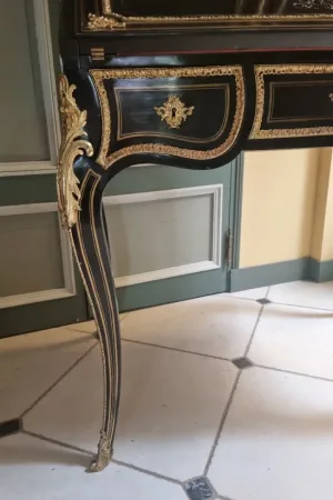 Grand bureau de pente surmonté d'une vitrine en marqueterie de laiton époque Napoléon III