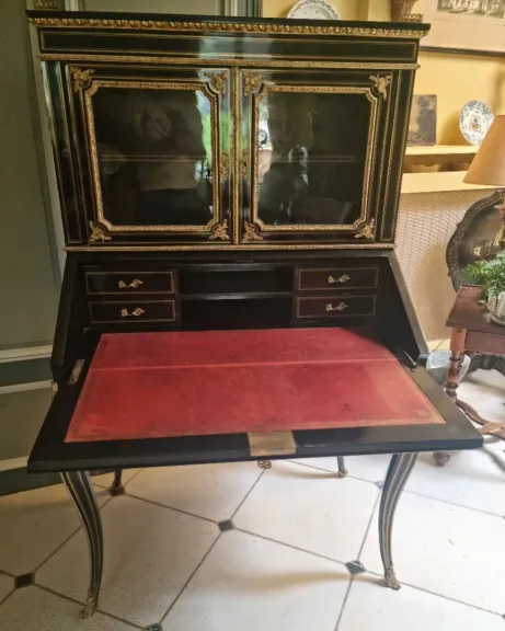 Grand bureau de pente surmonté d'une vitrine en marqueterie de laiton époque Napoléon III