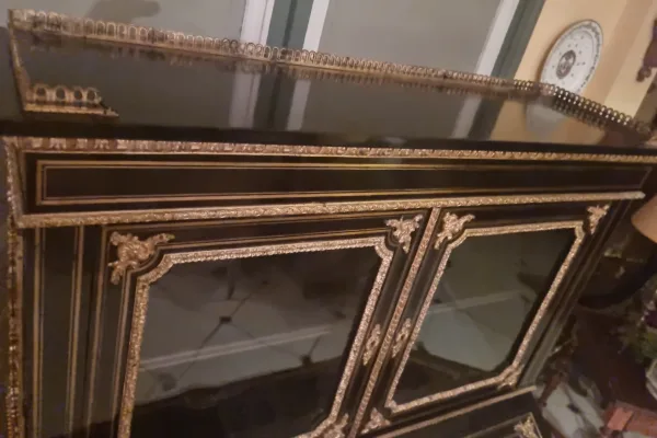 Grand bureau de pente surmonté d'une vitrine en marqueterie de laiton époque Napoléon III