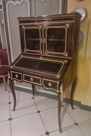 Grand bureau de pente surmonté d'une vitrine en marqueterie de laiton époque Napoléon III
