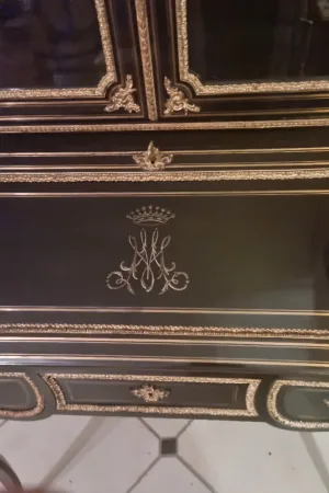 Grand bureau de pente surmonté d'une vitrine en marqueterie de laiton époque Napoléon III