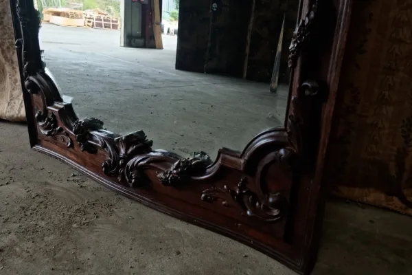 Grand miroir Napoléon III en chêne sculpté