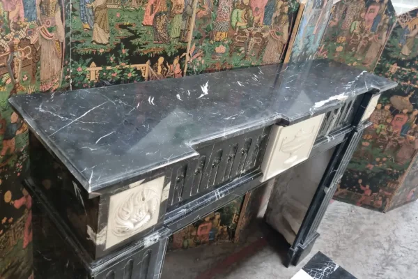 Cheminée de marbre en deux couleurs de style Louis XVI