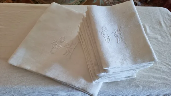 Nappe et ses 12 serviettes en damassé fin XIXème