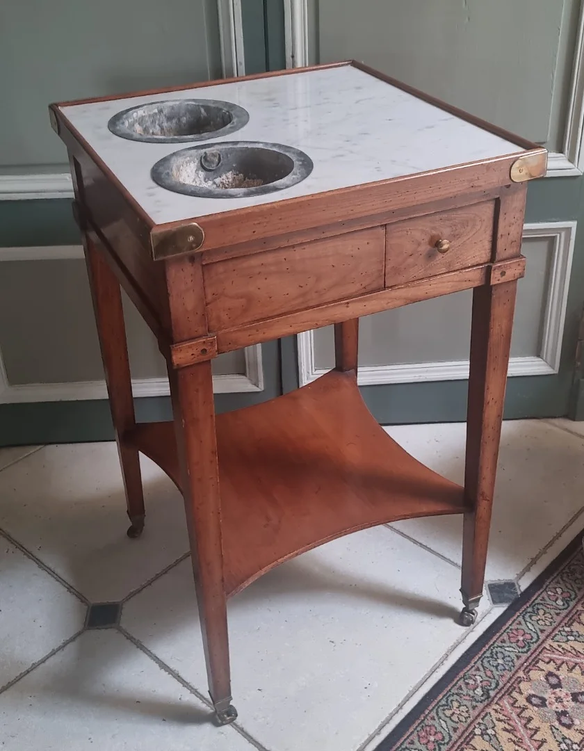 Table rafraichissoir de style Louis XVI en bois fruitier