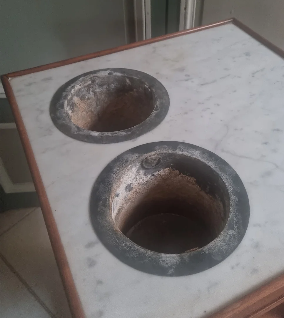 Table rafraichissoir de style Louis XVI en bois fruitier