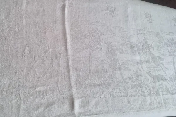 Nappe damassée fin XIXème à décor de chasse à courre