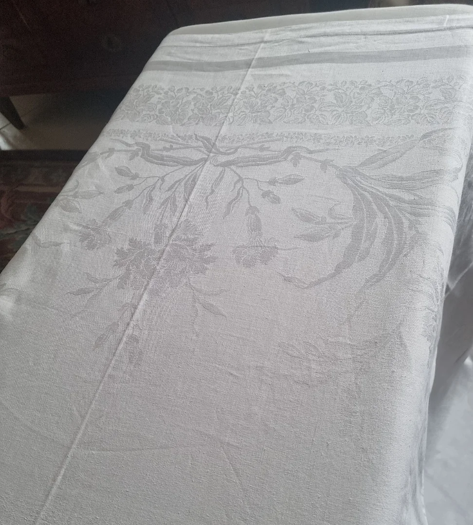Grande nappe en damassé à décor de grandes fleurs