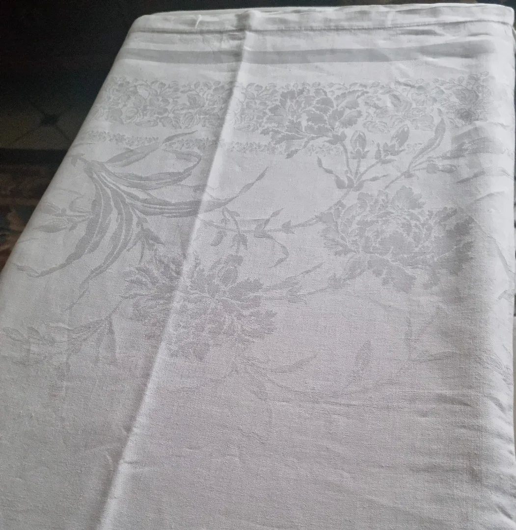 Grande nappe en damassé à décor de grandes fleurs