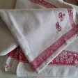 Nappe rectangulaire en damassé à décor de bande et bordure rouge