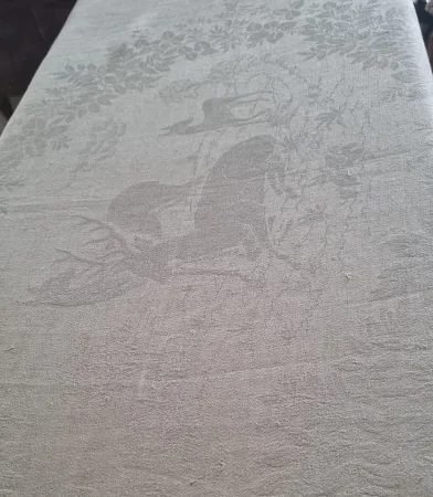 Nappe XIXème damassée ivoire à décor de chasse à courre