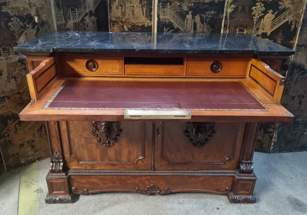 Commode à porte en acajou formant écritoire d'époque 1840