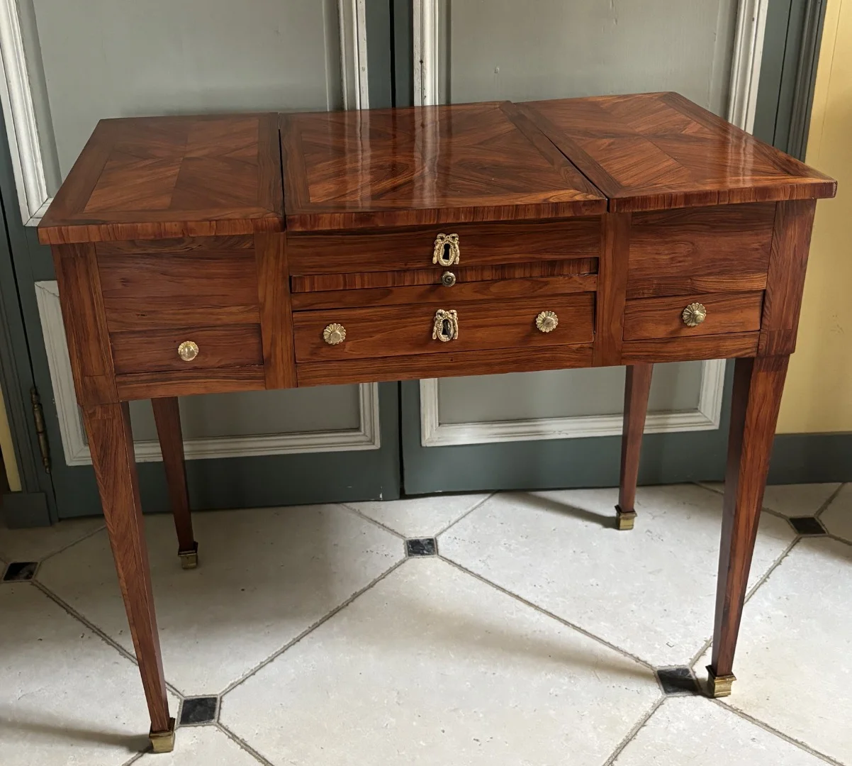 Coiffeuse d'époque Louis XVI en bois de rose