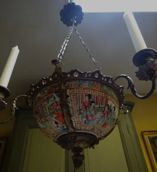 Petit lustre XIXème en bronze orné d'une coupe en Canton