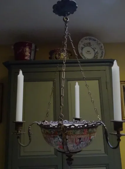 Petit lustre XIXème en bronze orné d'une coupe en Canton
