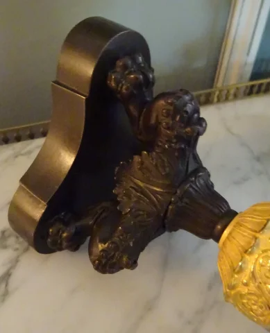 Paire de bougeoirs en bronze deux patines d'époque Restauration