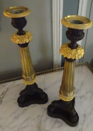 Paire de bougeoirs en bronze deux patines d'époque Restauration