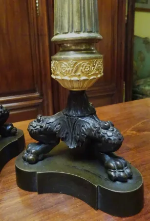 Paire de bougeoirs en bronze deux patines d'époque Restauration