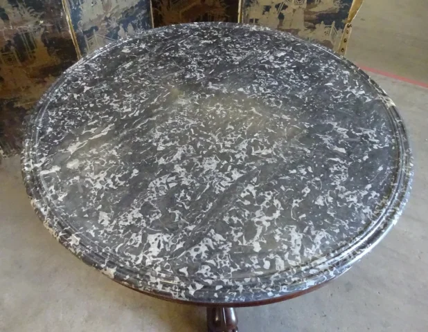Grand Guéridon d'époque Restauration en acajou dessus marbre