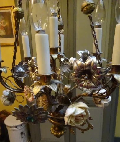 Luustre en bronze à décor d'une corbeille de fleurs, fin XIXème