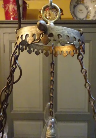 Luustre en bronze à décor d'une corbeille de fleurs, fin XIXème