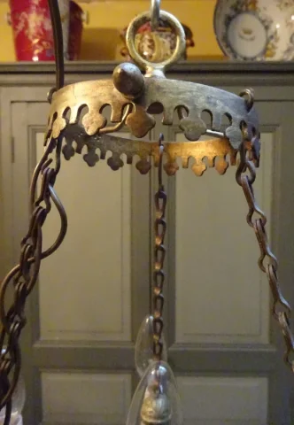 Luustre en bronze à décor d'une corbeille de fleurs, fin XIXème