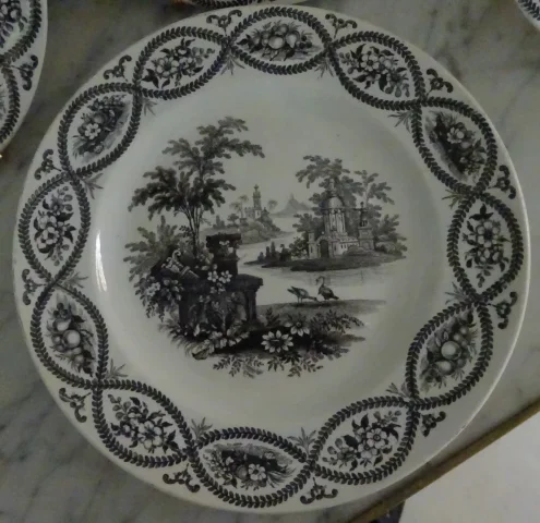 Suite de six assiettes à dessert en faïence fine de Bordeaux milieu XIXème