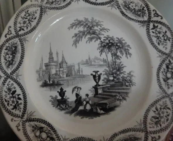 Suite de six assiettes à dessert en faïence fine de Bordeaux milieu XIXème