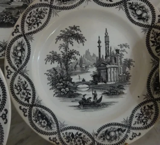 Suite de six assiettes à dessert en faïence fine de Bordeaux milieu XIXème