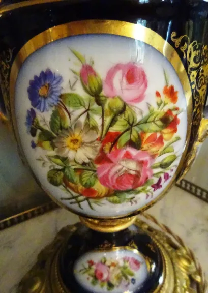 Vase en porcelaine de Paris d'époque XIXème monté en lampe