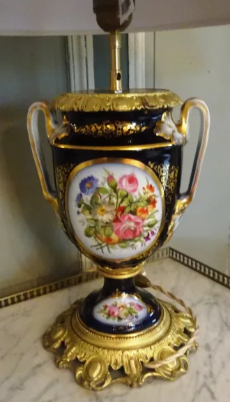 Vase en porcelaine de Paris d'époque XIXème monté en lampe