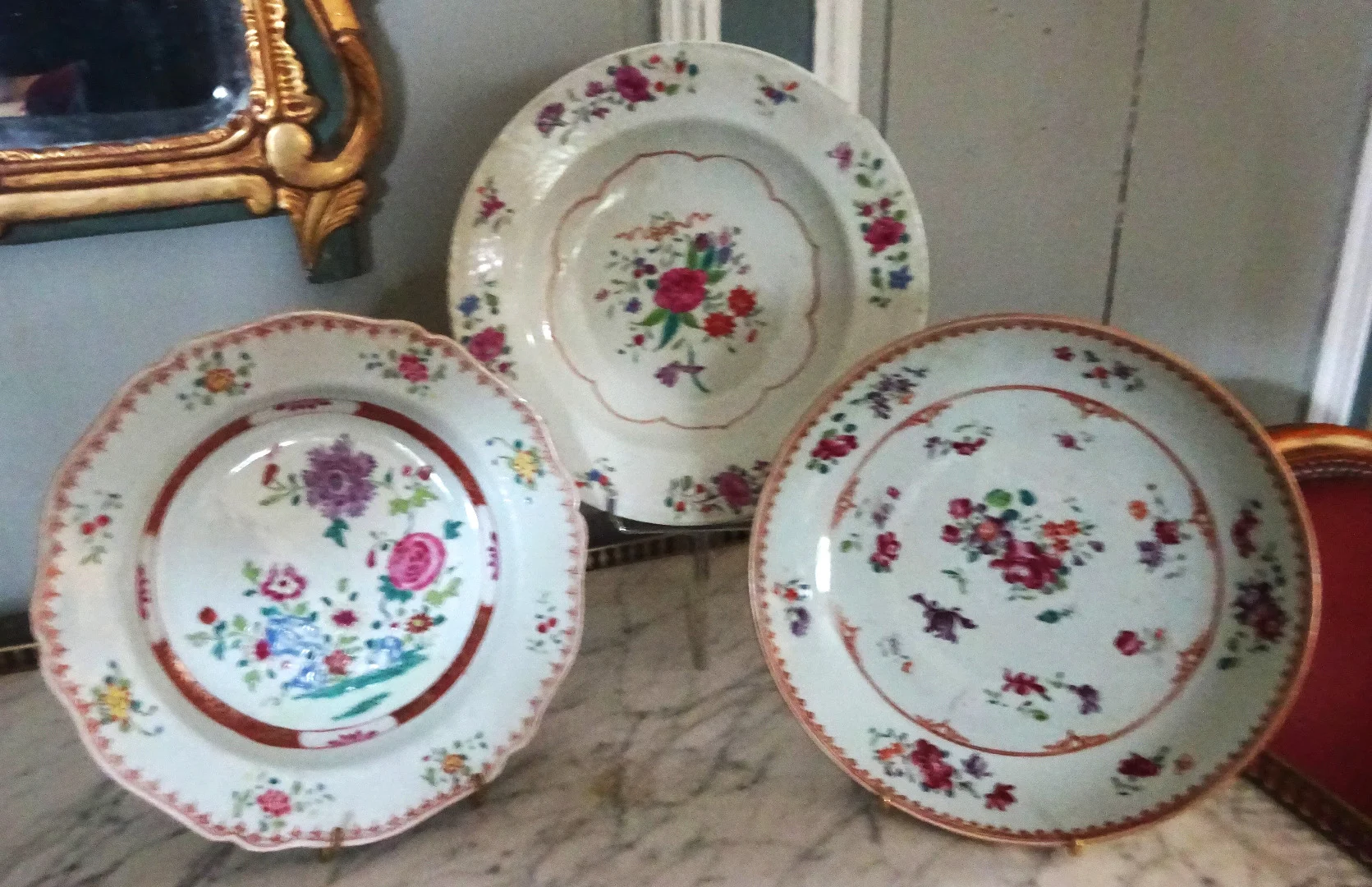 Réunion de trois assiettes Compagnie des Indes Chine XVIIIème