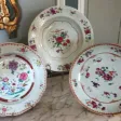 Réunion de trois assiettes Compagnie des Indes Chine XVIIIème