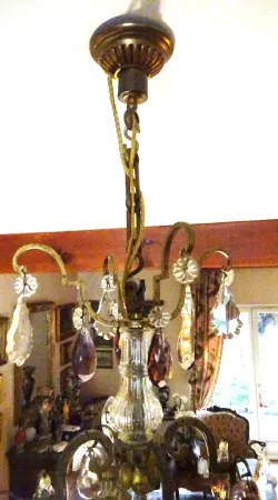 Lustre de forme cage en bronze à décor de fruits en verre de couleur début XXème