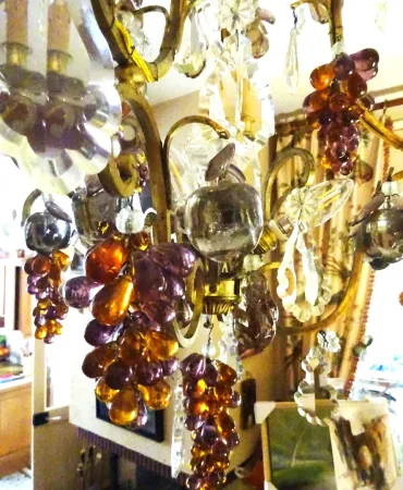 Lustre de forme cage en bronze à décor de fruits en verre de couleur début XXème