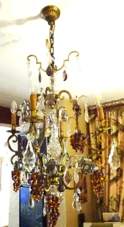 Lustre de forme cage en bronze à décor de fruits en verre de couleur début XXème
