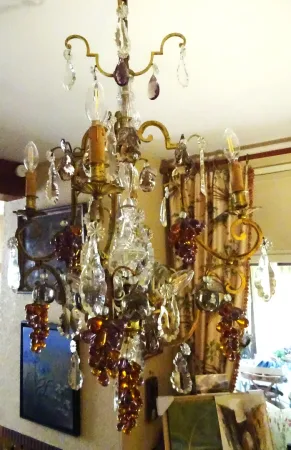 Lustre de forme cage en bronze à décor de fruits en verre de couleur début XXème