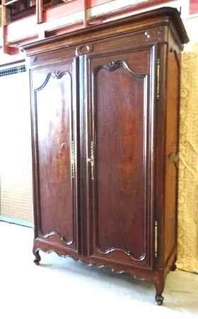 Armoire d'acajou massif d'époque XVIIIème travail de port