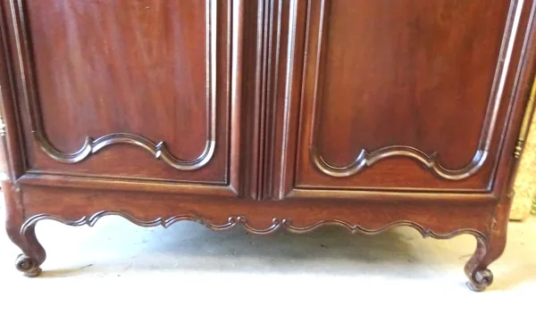 Armoire d'acajou massif d'époque XVIIIème travail de port