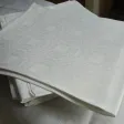 Suite de 11 grandes serviettes de table en damassé à décor géométrique