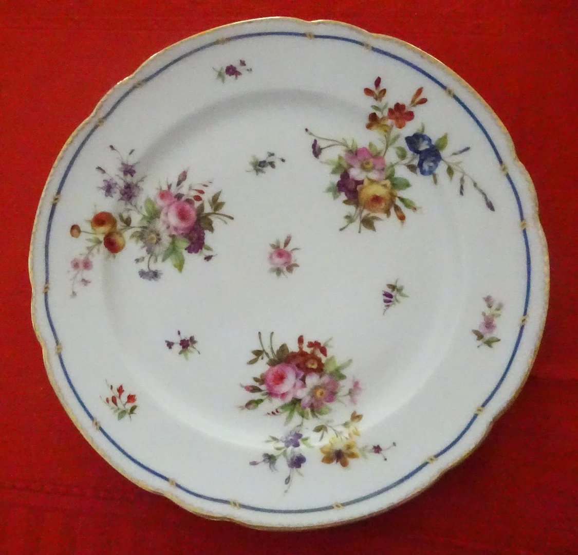 Suite d'assiettes en porcelaine de Paris milieu XIXème