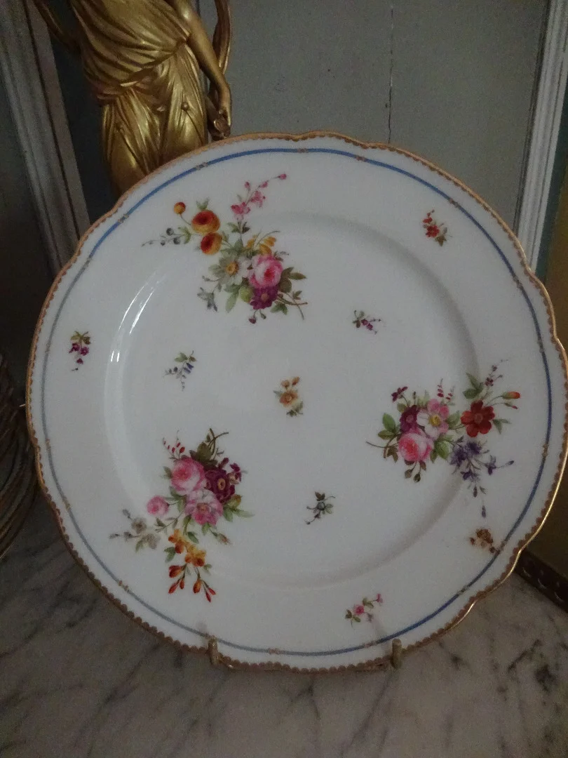 Suite d'assiettes en porcelaine de Paris milieu XIXème