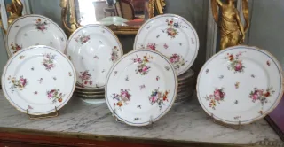 Suite d'assiettes en porcelaine de Paris milieu XIXème
