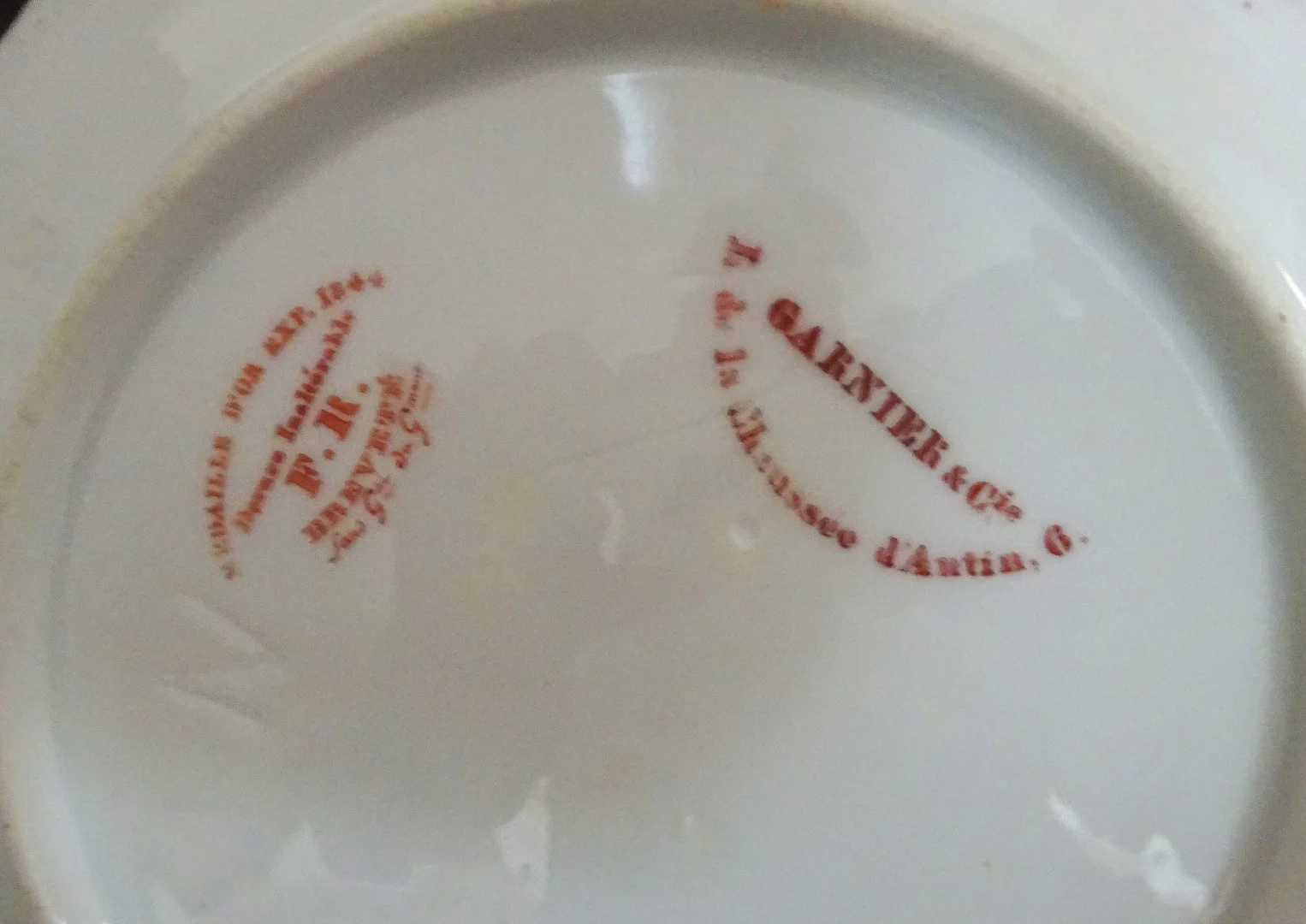 Suite d'assiettes en porcelaine de Paris milieu XIXème