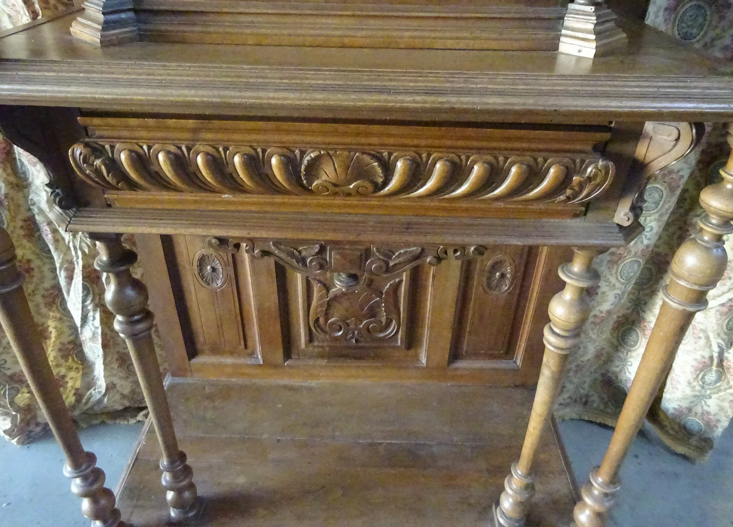 Cabinet ou buffet en noyer de style Renaissance Henri II