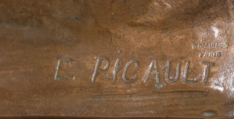 ПОДПИСАЛ БРОНЗОВУЮ СКУЛЬПТУТУ E. PICAULT