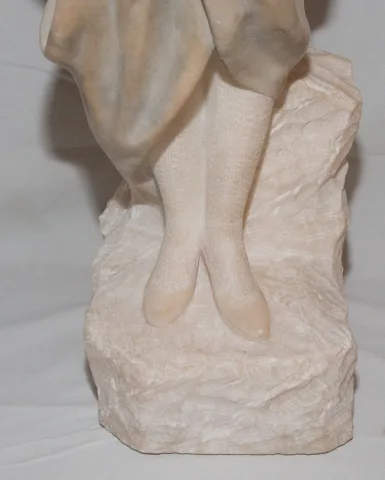 ALABASTER SKULPTUR UNTERZEICHNET PUGI