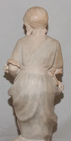 ALABASTER SKULPTUR UNTERZEICHNET PUGI