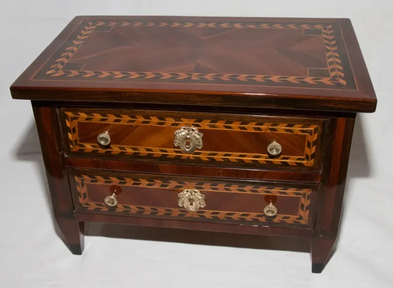 Commode de maitrise en marqueterie époque Louis XVI